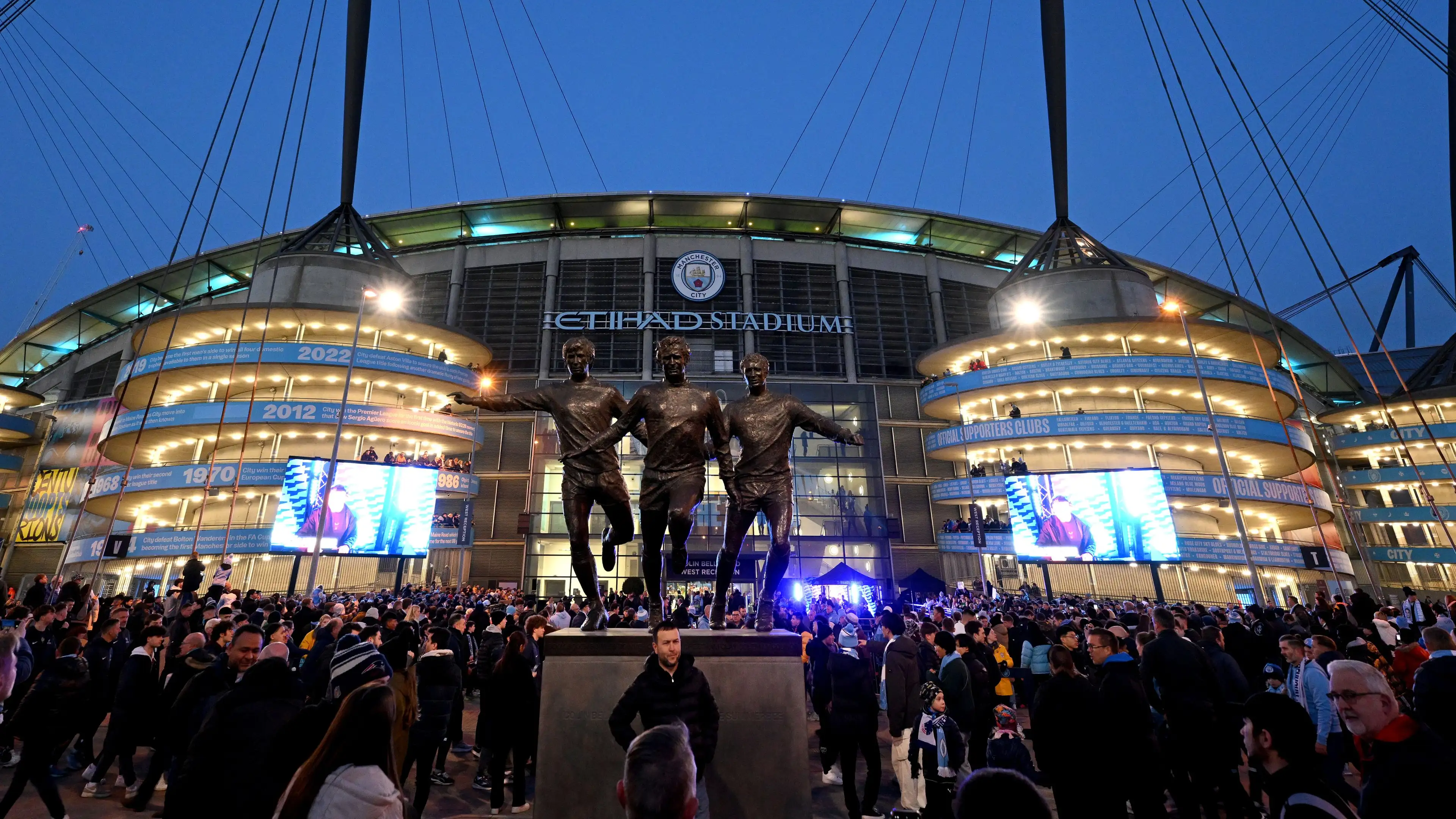 អ្នកគាំទ្រ Man City ក្តៅចិត្តឆេវ ពេលឃើញកម្មករធ្វើការនៅកីឡដ្ឋាន Ethihad ពាក់អាវក្លិបគូសត្រូវរបស់ខ្លួន