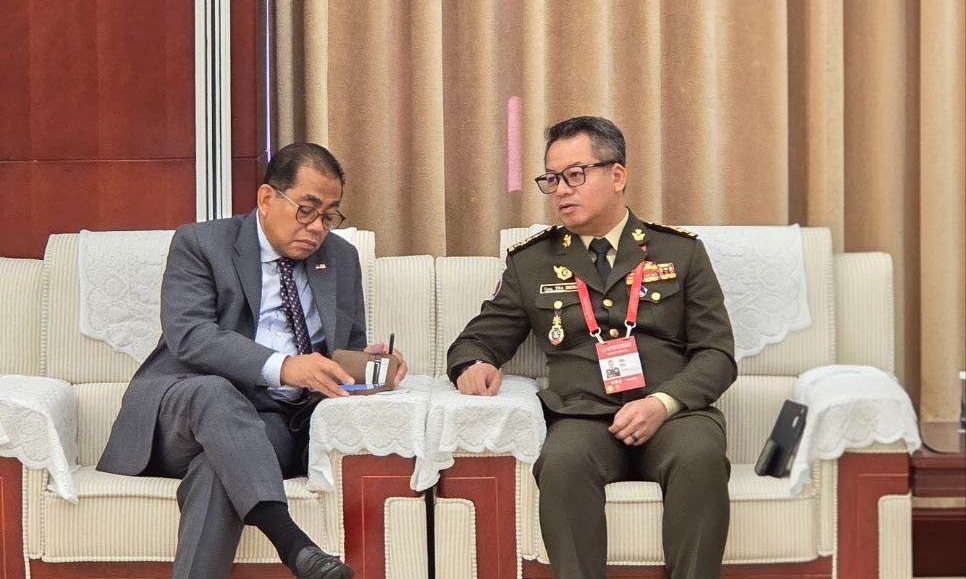 រដ្ឋមន្ត្រីការពារជាតិកម្ពុជាជម្រាបជូនរដ្ឋមន្ត្រីការពារជាតិម៉ាឡេស៊ីពីស្ថានភាពកម្ពុជា-ថៃ ជាពិសេសករណី​ហិង្សារបស់ប៉ូលីស​ថៃមកលើប្រជាជន​កម្ពុជា នៅភូមិព្រៃចាន់ ឃុំអូរបីជាន់ ស្រុកអូរជ្រៅ 