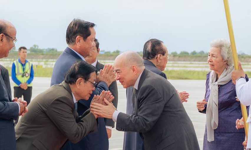 នៅរសៀលថ្ងៃទី១២ខែតុលា ឆ្នាំ២០២៥ នេះ ព្រះករុណា​ព្រះបាទ​សម្ដេច​ព្រះបរមនាថ នរោត្ដម សីហមុនី ព្រះមហាក្សត្រ​ នៃ​ព្រះរាជាណាចក្រ​កម្ពុជា និងសម្តេចព្រះមហាក្សត្រី ជាទីគោរពសក្ការៈដ៏ខ្ពង់ខ្ពស់បំផុត ​ស្តេច​យាង​និវត្តន៍​មក​កាន់​មាតុប្រទេស​វិញ