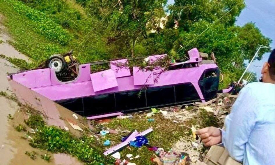 គ្រោះថ្នាក់ចរាចរណ៍គួរឲ្យរន្ធត់ណាស់ ! ស្លាប់ ១៣នាក់ និងរបួសជាង២០នាក់