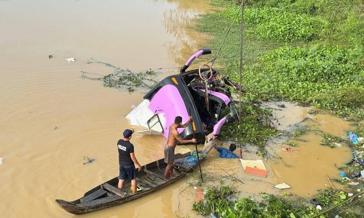 Update : រថយន្តក្រុមហ៊ុនវីរះរិទ្ធីត្រេនស្ព័តបុកក្បាលស្ពានធ្លាក់ក្នុងទឹក : ស្លាប់ ១៦នាក់ និងរបួស ២៤នាក់